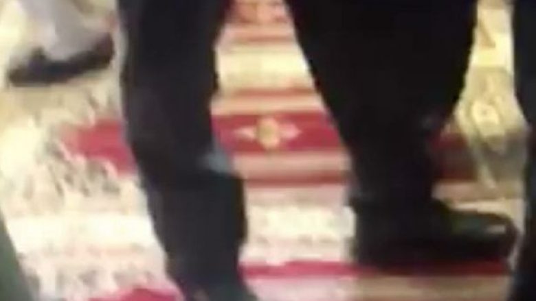 Policët britanikë futen brenda xhamisë me këpucë, besimtarët myslimanë nervozohen dhe reagojnë ashpër (Video)