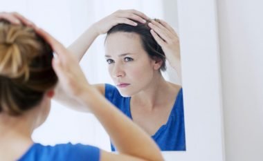 Dy gjëra të cilat ndikojnë në rënien e flokëve te femrat