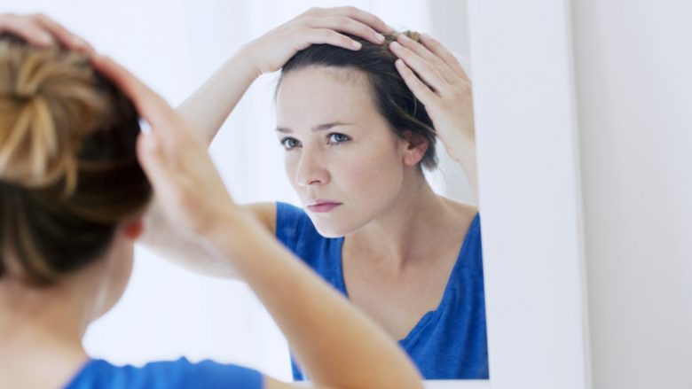 Dy gjëra të cilat ndikojnë në rënien e flokëve te femrat
