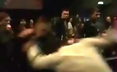 Flisnin me zë të lartë derisa transmetohej filmi në kinema dhe pengonin tjerët, të rinjtë qërojnë hesapet me grushta e shkelma (Video, +18)