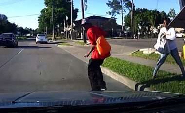 Po grindeshin në rrugë, gruaja e shtyn burrin në rrugë për ta shtypur vetura (Video, +16)