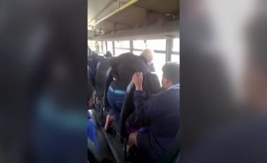 Mësuesja rrah brutalisht nxënësin me nevoja të veçanta, e nxjerr zvarrë nga autobusi dhe e lë në rrugë duke qarë (Video, +18)