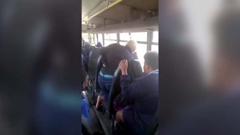 Mësuesja rrah brutalisht nxënësin me nevoja të veçanta, e nxjerr zvarrë nga autobusi dhe e lë në rrugë duke qarë (Video, +18)