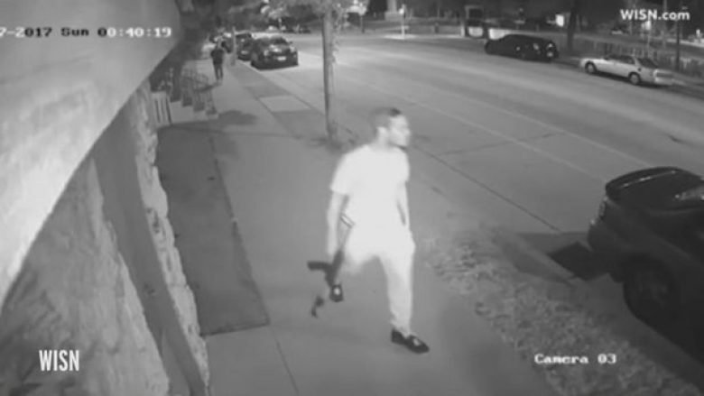 Të shtëna armësh në qendër të qytetit, humb jetën burri derisa mundohej të strehohej – kamerat e sigurisë filmojnë momentin rrëqethës (Video, +16)