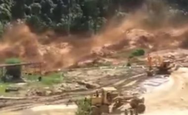 Pamje rrëqethëse: Shpërthen diga, banorët fillojnë të vrapojnë për t’i shpëtuar më të keqes (Video)