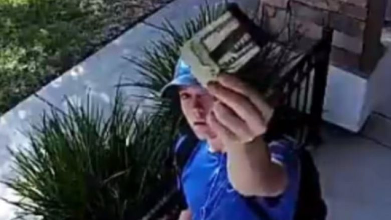 Adoleshenti gjen kuletën me 1.500 dollarë, shfaqet para shtëpisë së pronarit dhe ia lë para derës (Video)