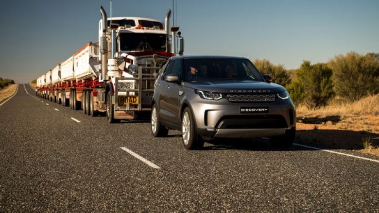 Land Rover Discovery tërheq kamionin me shtatë rimorkio, që në total peshon 110 tonë (Foto/Video)