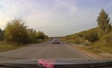 Sekondat e fundit të jetës së motoçiklistit, derisa po tentonte të tejkalonte përplaset me një veturë (Video, +18)