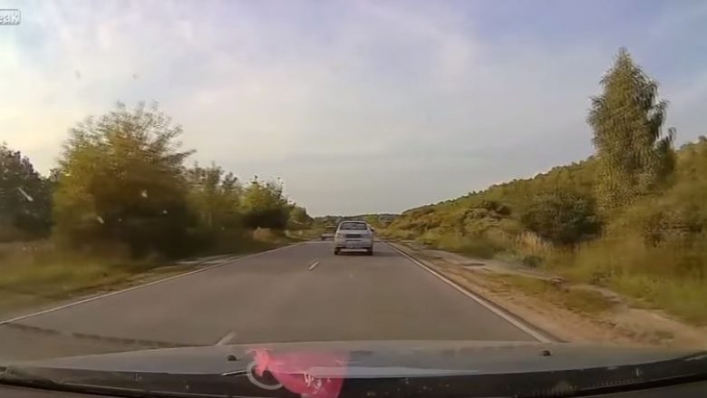 Sekondat e fundit të jetës së motoçiklistit, derisa po tentonte të tejkalonte përplaset me një veturë (Video, +18)