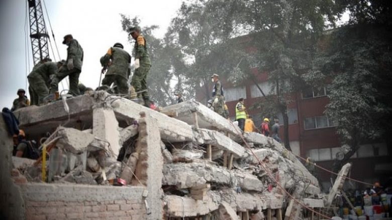 Meksikë: 52 persona nxirren të gjallë nga gërmadhat