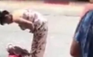 Derisa po bënte shoping i shpërthyen ujërat, gruaja lind foshnjën në rrugë dhe niset këmbë në shtëpi thuajse nuk ndodhi asgjë (Video, +18)