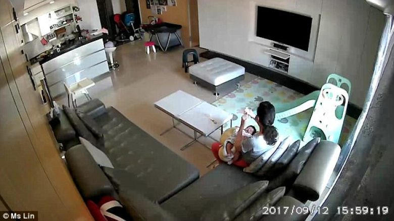 Punëson dado që të kujdeset për vajzën njëmuajshe, shokohet kur e kupton që ajo ia pinte qumështin e gjirit që ia kishte lënë në shishe për foshnjën (Video)