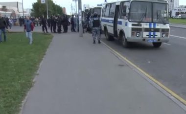 Rrahje masive në Moskë: Emigrantët përleshen me pjesëtarët e sigurimit të qendrës tregtare, arrestohen 250 persona (Video)