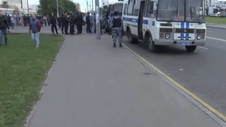 Rrahje masive në Moskë: Emigrantët përleshen me pjesëtarët e sigurimit të qendrës tregtare, arrestohen 250 persona (Video)