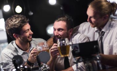 Nëse skuqeni kur konsumoni alkool, urgjentisht ndaleni pijen