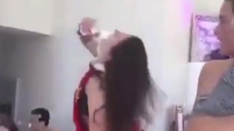 I hedhin një kënaçe me birrë, ajo e hapi me kokë dhe e piu për pak sekonda – të gjithë meshkujt afër saj u kompleksuan (Video)