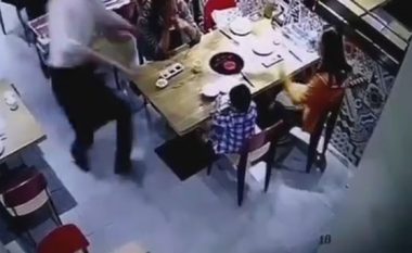 Kamerieri që po barte një tenxhere me supë të nxehtë rrëshqet, përvëlon vogëlushin që ishte pranë tij (Video, +18)