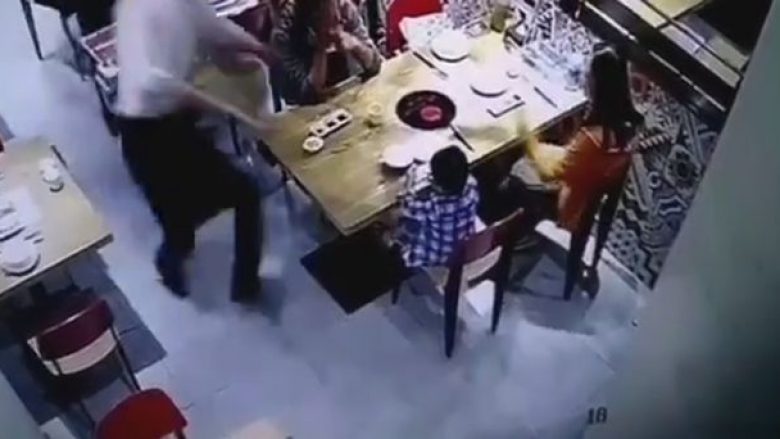 Kamerieri që po barte një tenxhere me supë të nxehtë rrëshqet, përvëlon vogëlushin që ishte pranë tij (Video, +18)