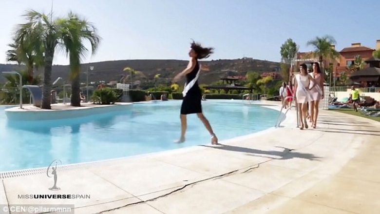 Miss Universe bie në pishinën plot me ujë, tentoi të bëjë një lëvizje interesante (Video)