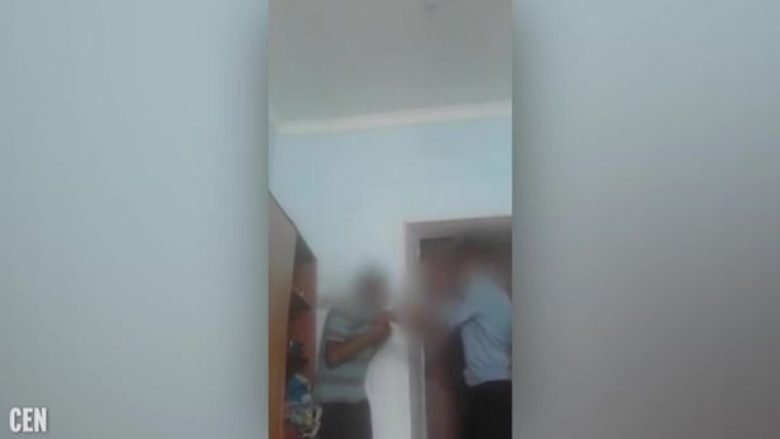 Momenti kur polici rrah brutalisht të dyshuarin për pedofili (Video, +18)