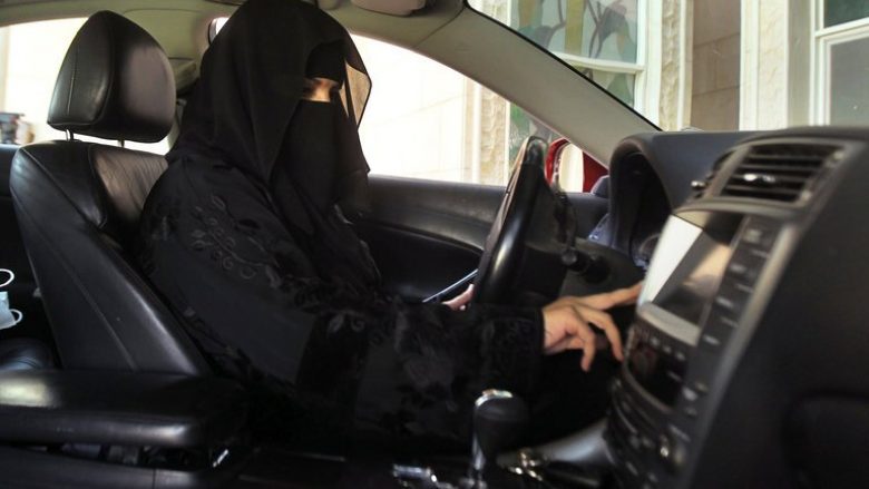 Nga sot, femrave në Arabinë Saudite u lejohet të vozitin dhe të pajisen me patentë shoferë