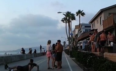 Deshi t’i bëjë përshtypje të dashurës duke bërë akrobacione me “rollera”, turisti i dehur e pëson keq (Video)