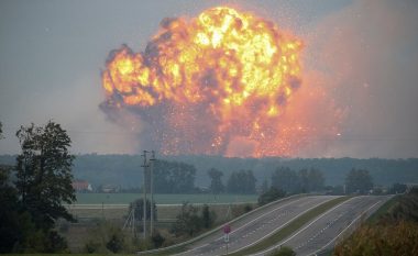 Depoja e armatimit me 188 mijë tonë municion përfshihet nga zjarri në Ukrainë, mijëra raketa e granata shpërthejnë në qiell – evakuohen 33 mijë banorë (Foto/Video)