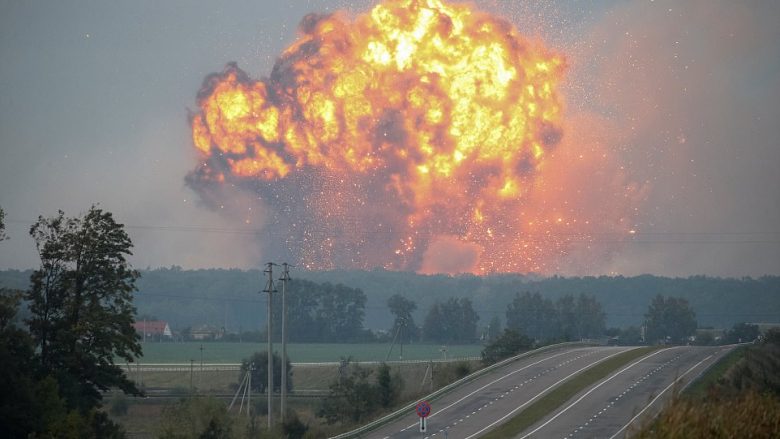 Depoja e armatimit me 188 mijë tonë municion përfshihet nga zjarri në Ukrainë, mijëra raketa e granata shpërthejnë në qiell – evakuohen 33 mijë banorë (Foto/Video)
