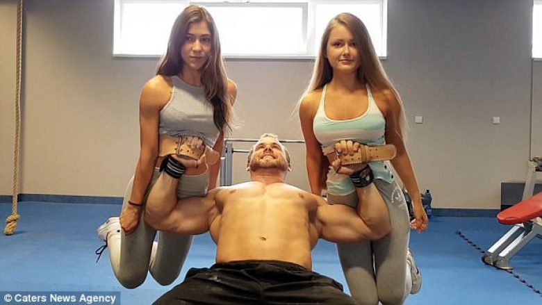 Ky burrë ka zgjedhur një metodë të pazakontë për të forcuar muskujt e gjoksit – në vend të peshave ngrit femra (Foto/Video)