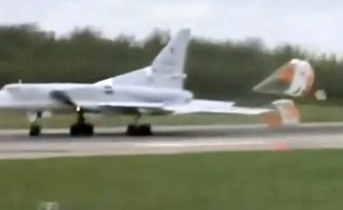 Aeroplani luftarak rus tenton të ngritët në ajër, përfundon jashtë piste me krah të thyer (Foto/Video)