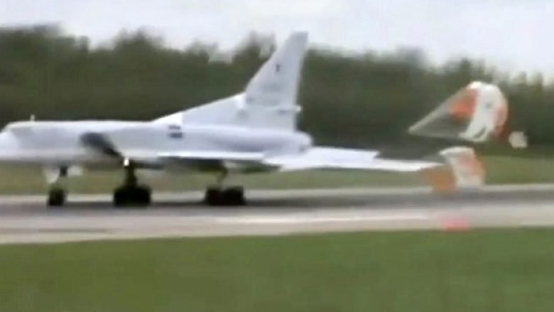 Aeroplani luftarak rus tenton të ngritët në ajër, përfundon jashtë piste me krah të thyer (Foto/Video)