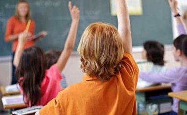 Zvicër: Pesë mijë franga dënim, nëse nxënësi e thyen zakonin dhe nuk ia jep dorën mësueses