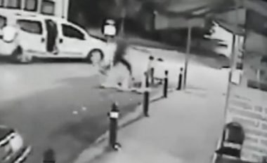 Vritet me plumb në kokë në momentin që po përqafonte të birin, kamerat e sigurisë filmojnë momentin rrëqethës (Video, +18)