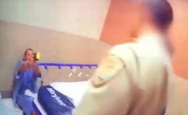 I burgosuri që trajtohej në spital qëllohet për vdekje nga policia, pasi ua drejtoi revolen elektrike (Video, +18)