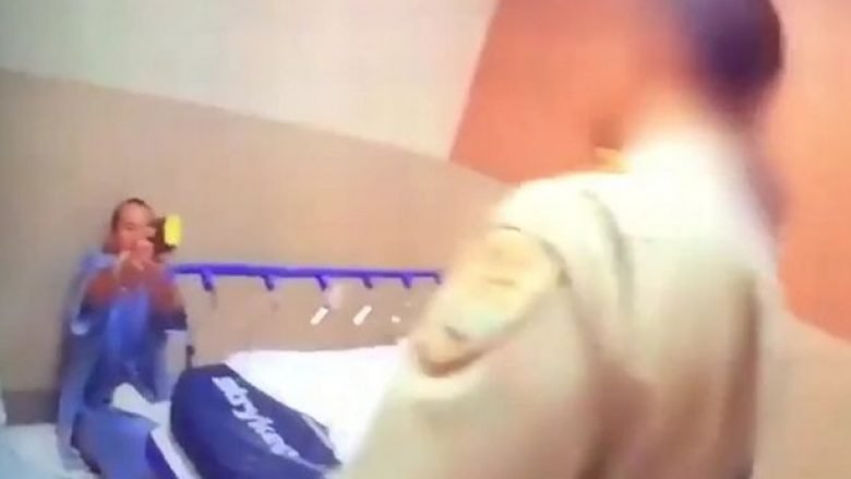 I burgosuri që trajtohej në spital qëllohet për vdekje nga policia, pasi ua drejtoi revolen elektrike (Video, +18)