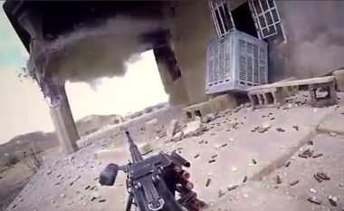 Filmon vdekjen e vetë, militanti i ISIS-it hidhet në erë kur goditet nga një predhë (Video, +18)