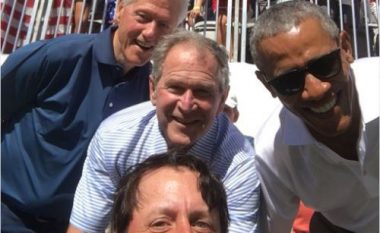 ‘Selfie’ e Bush, Clinton e Obama ka habitur shumëkënd – të gjithë po pyesin kush është personi me ata në imazh (Foto)