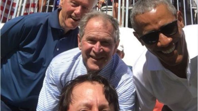 ‘Selfie’ e Bush, Clinton e Obama ka habitur shumëkënd – të gjithë po pyesin kush është personi me ata në imazh (Foto)