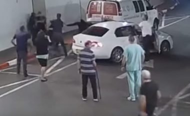 Familjarët e pacientes rrahin brutalisht pjesëtarët e sigurimit të spitalit, largohen nga vendi i ngjarjes sikur të mos kishte ndodhur asgjë (Video, +18)