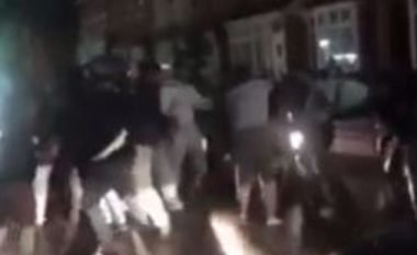 Rrahje masive në qendër të qytetit: Afro 30 burra e gra shkëmbejnë grushta e shkelma, kalimtarët e shokuar filmojnë gjithçka (Video, +18)