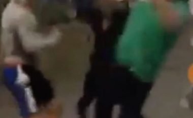 Dhjetëra të rinj rrahin brutalisht burrin me nevoja të veçanta në qendër të qytetit (Video, +18)