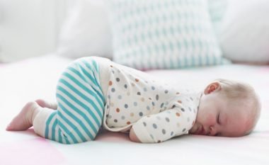 Nënat po ua rrezikojnë bebeve jetën duke i vendosur në gjumë në pozitë të dëmshme