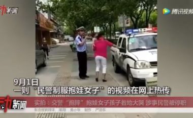 Polici godet gruan për parkim të paligjshëm dhe e rrëzon në trotuar, më pas përplaset me kokë në trotuar edhe foshnja që e mbante në dorë (Video, +18)