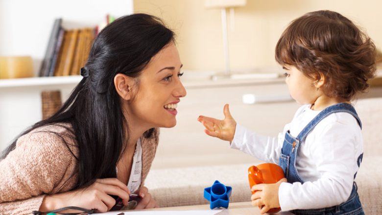 Si mund t’i ndihmoni fëmijët të flasin sa më shpejt