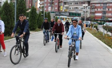 Ministrja Reshitaj në punë me biçikletë