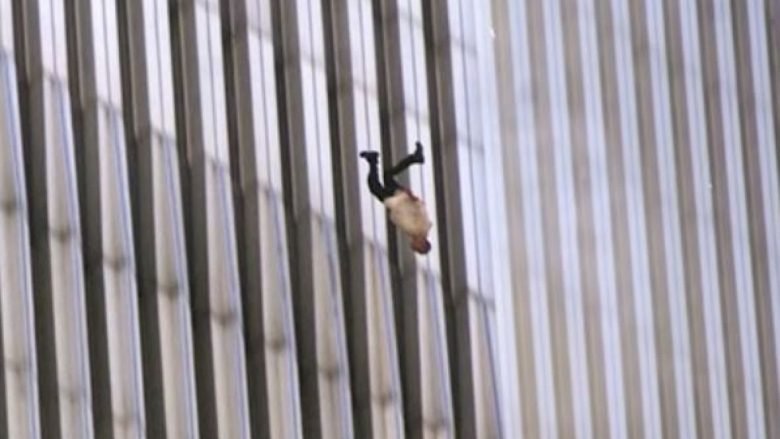 Pamje që do të mbahen mend shumë gjatë: Njeriu që kërceu drejt vdekjes nga kati 106! (Video)