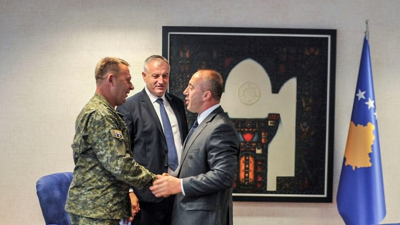 Haradinaj takoi ministrin dhe komandantin e FSK-së, diskutuan për shndërrimin e saj në ushtri