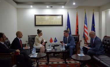 Lekaj priti ambasadoren e Turqisë në Kosovë, diskutuan për bashkëpunim të mëtutjeshëm