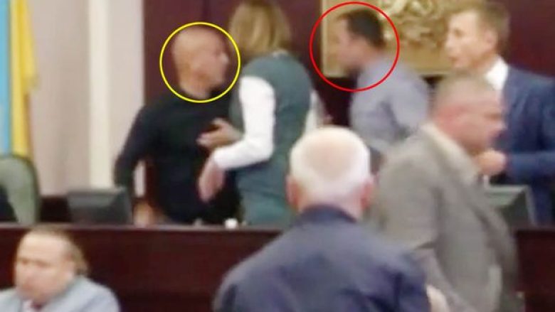 Politikani ukrainas nokautohet nga deputeti i opozitës (Video, +18)