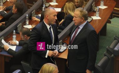 Haradinaj dhe Pacolli konsultohen mes vete para nisjes së seancës (Foto)